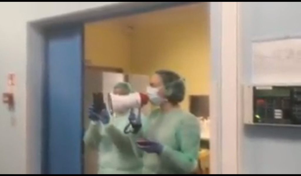 L’Inno di Mameli in ospedale per fare sentire i pazienti “a casa” VIDEO