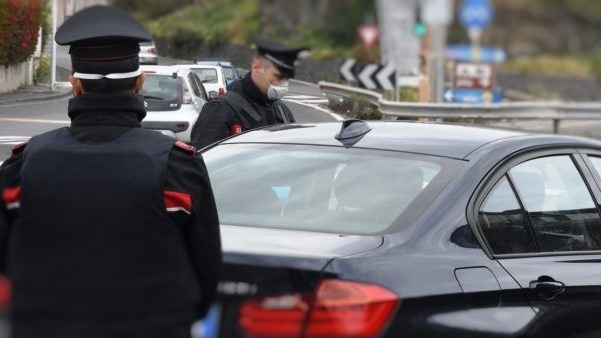 Coppia denunciata per violazione dei divieti di uscita: “Cercavamo un bar”