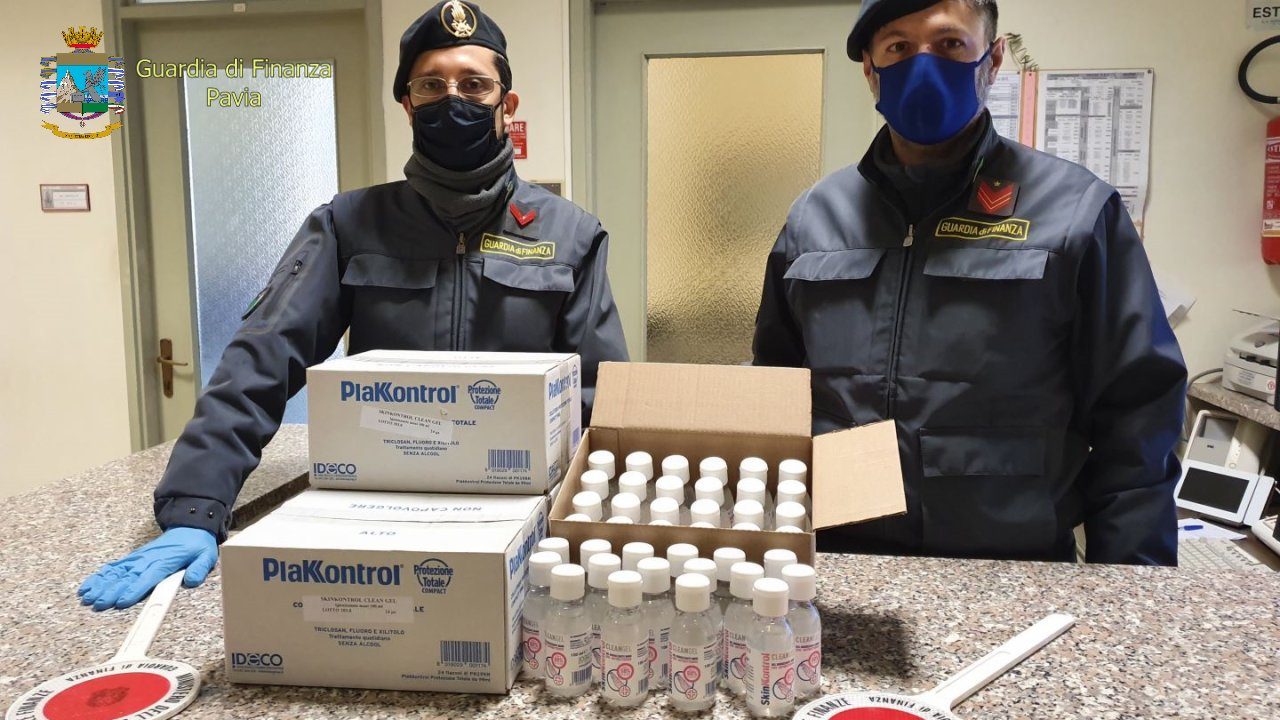 Vende gel igienizzante con rincari del 300%, denunciato farmacista lomellino VIDEO – FOTO