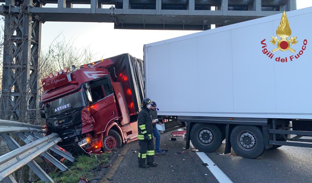 Schianto tra tre mezzi pesanti sulla A21, autostrada chiusa un’ora