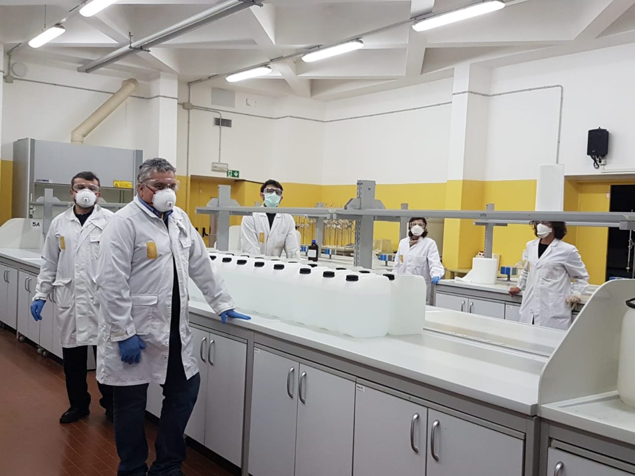 All’Università di Pavia prodotti 200 litri di disinfettante con le scorte di etanolo FOTO