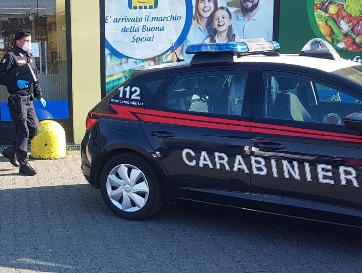 Nonostante i divieti tengono aperto il bar e servono camionisti di passaggio