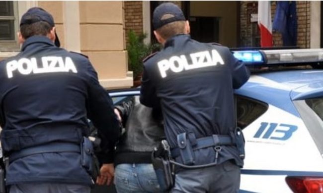 23enne rapina un negozio e minaccia il titolare con un sasso, arrestato