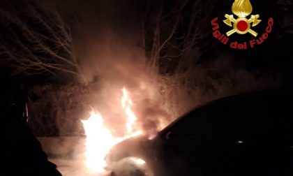 Nella notte auto in fiamme a Villanterio, arrivano i Vigili del Fuoco