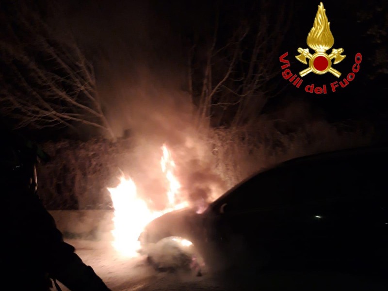 Nella notte auto in fiamme a Villanterio, arrivano i Vigili del Fuoco