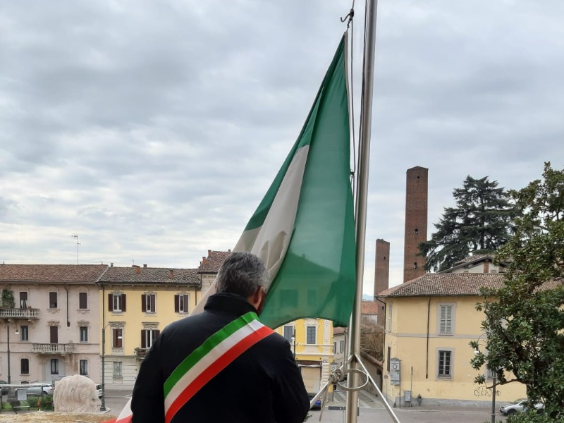 Bandiere a mezz’asta e un minuto di silenzio: Pavia ha pianto le sue vittime del Coronavirus FOTO