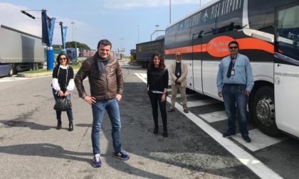 Turisti italiani bloccati alle Canarie, l'ex ministro Centinaio li recupera con il bus