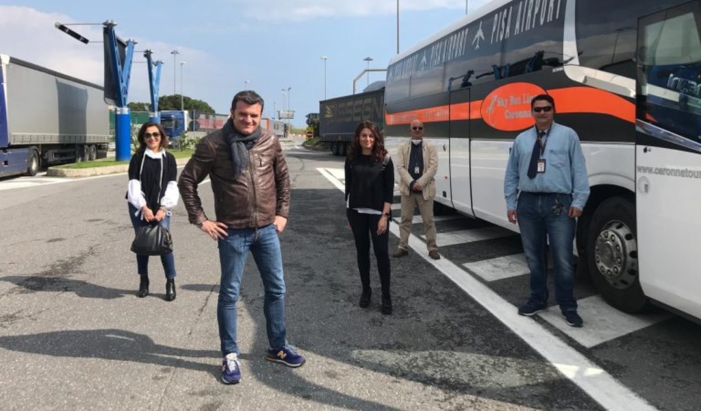 Turisti italiani bloccati alle Canarie, l’ex ministro Centinaio li recupera con il bus