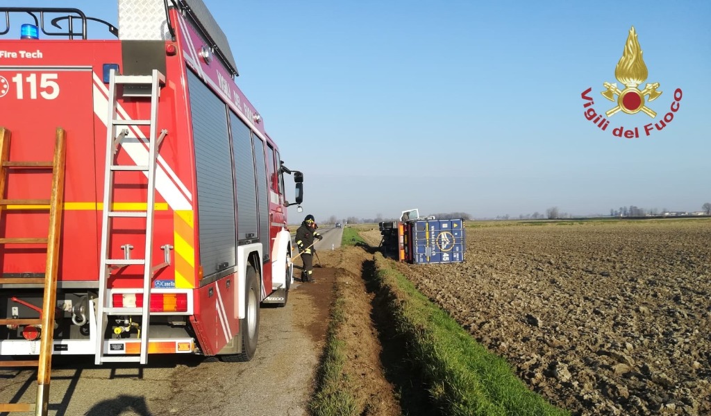 Tir carico di cibo per animali si ribalta sulla provinciale, arrivano i soccorsi