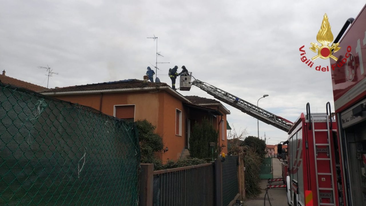 Vigili del fuoco in azione, brucia sottotetto a Casorate Primo FOTO