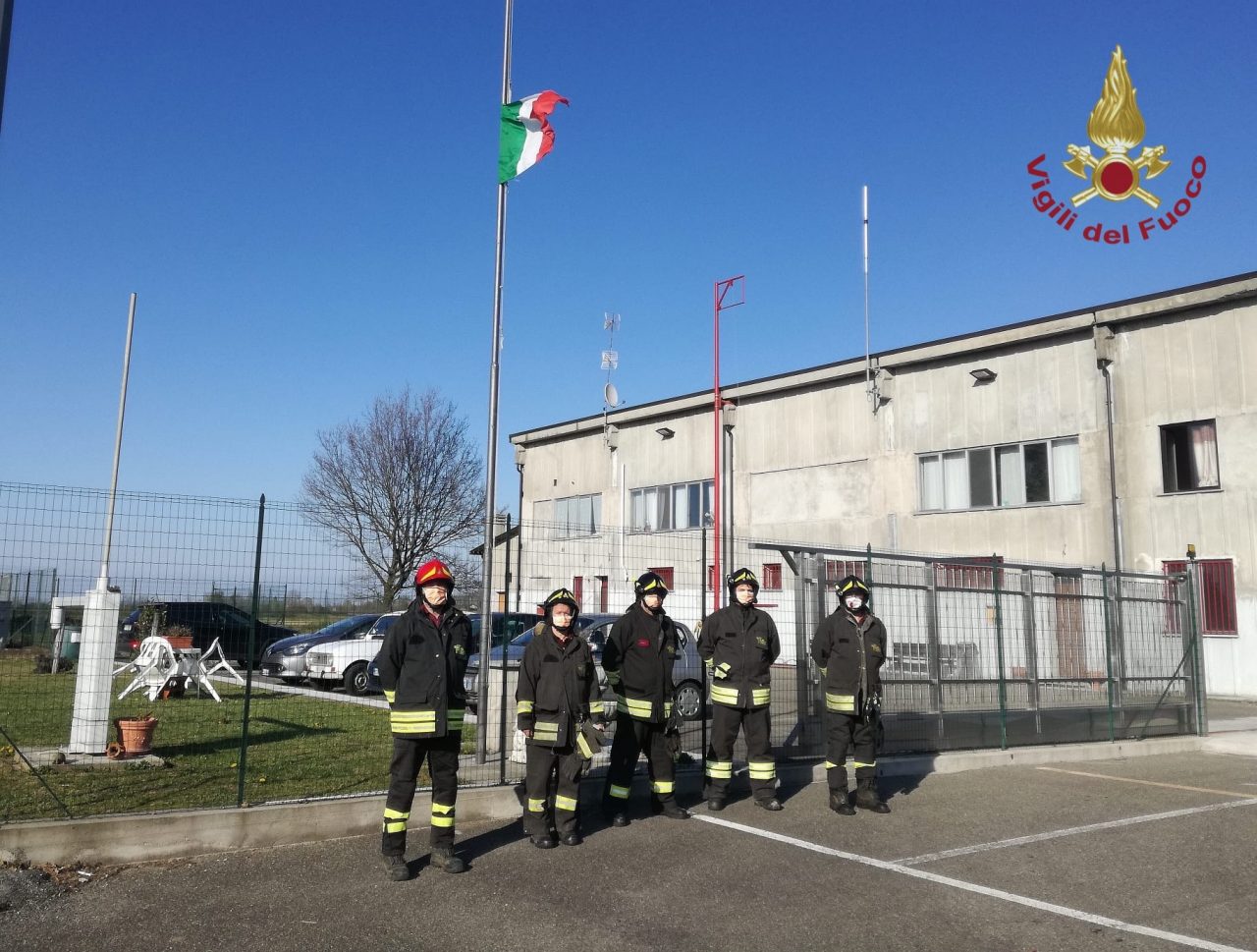 Anche i Vigili del Fuoco di Mede commemorano le vittime del Coronavirus