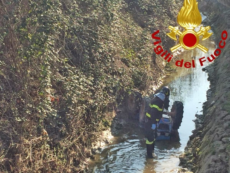 Si ribalta con il trattore all’interno di un canale, 22enne in codice rosso FOTO