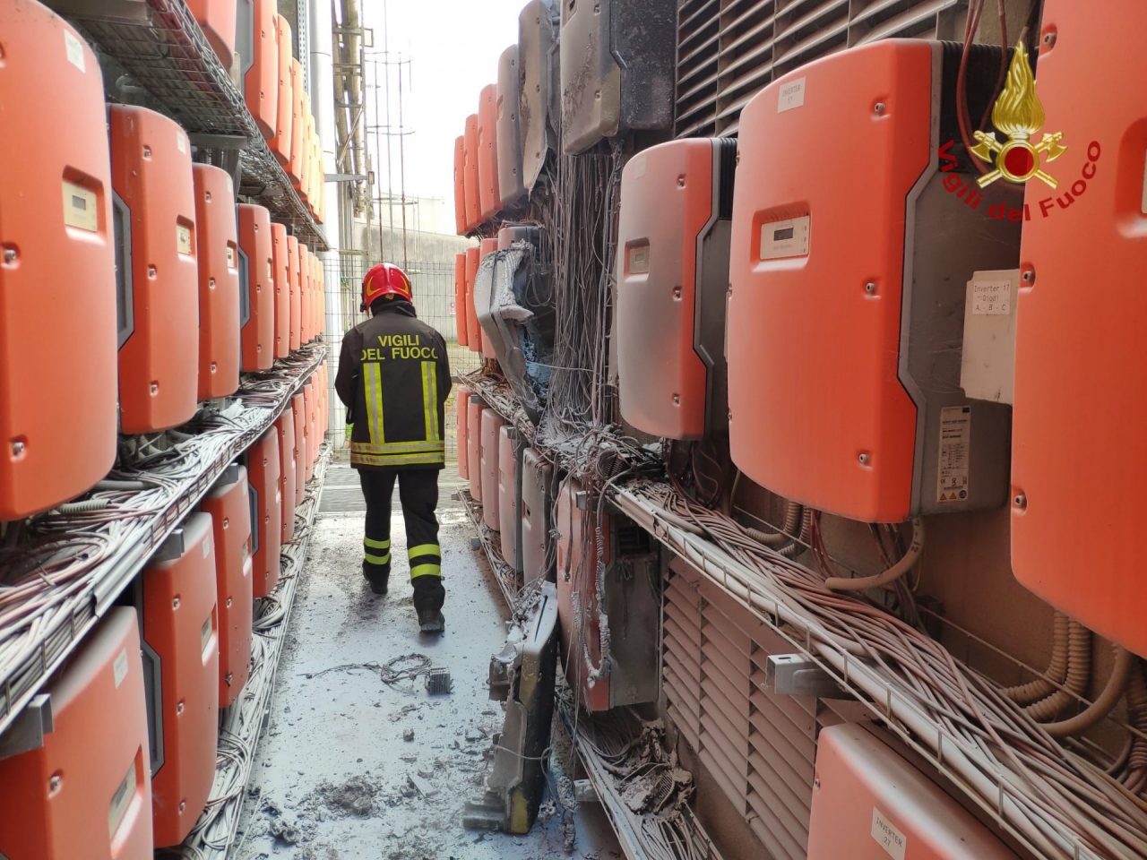 Doppio intervento a Sannazzaro: a fuoco impianto fotovoltaico e un’autovettura