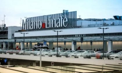 Paura a bordo: motore in fiamme dopo il decollo, aereo torna indietro a Linate