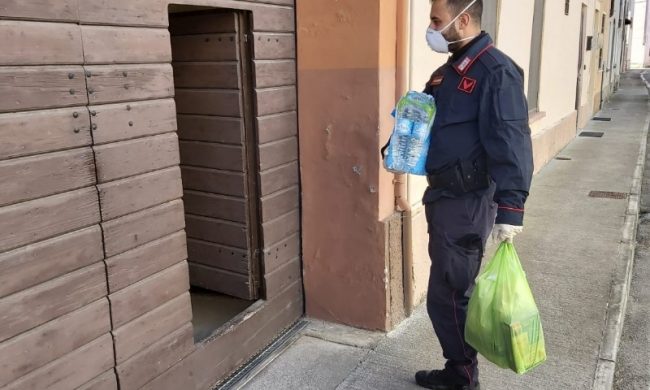 Positivo e senza cibo da diversi giorni: ristoratore gli dona diversi generi alimentari