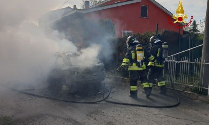 Auto prende fuoco a Stradella: distrutta completamente dalle fiamme FOTO e VIDEO