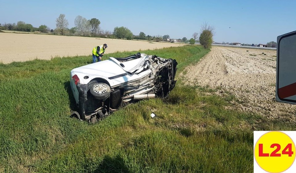 Esce di strada con il furgone e perde la vita: vittima un uomo di 53 anni