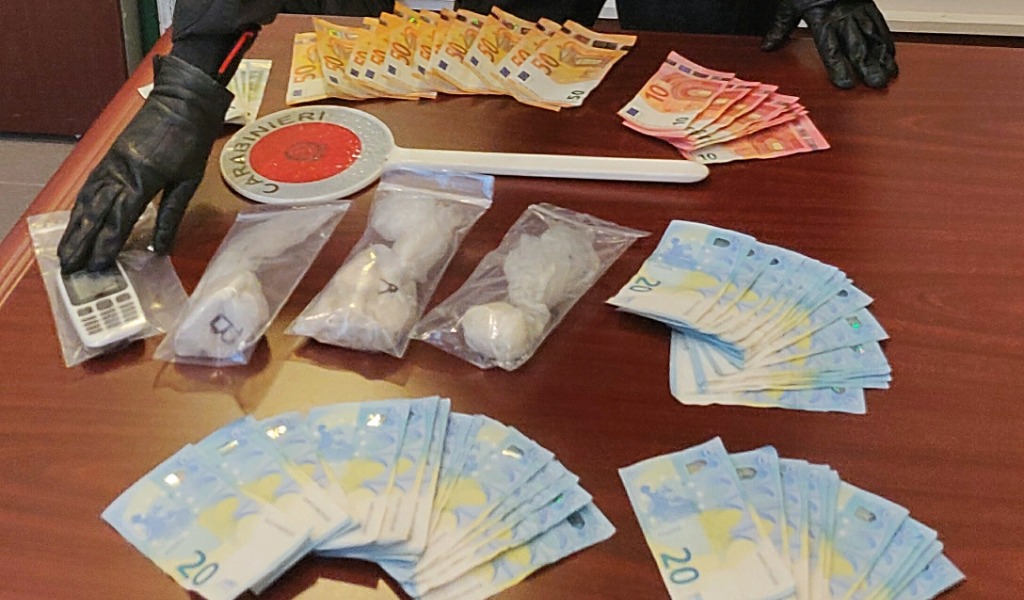 Tutti in casa ma lo spaccio non si ferma: due arresti a Giussago