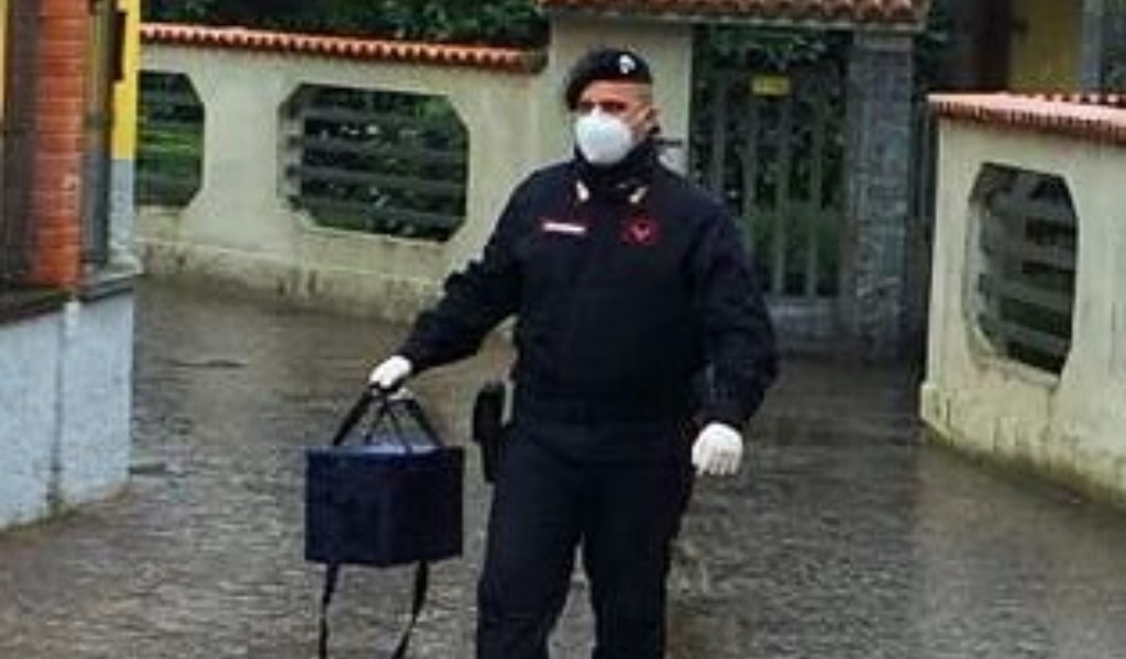 Il grande cuore dei carabinieri: portano farmaci a donna impossibilitata a muoversi