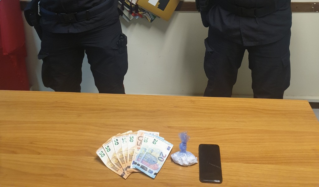 Forza posto di blocco e si getta nel canale per sfuggire ai carabinieri, ma il Dpcm non c’entra…