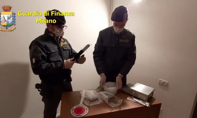 Non si ferma all’alt: in auto oltre un chilo di droga VIDEO