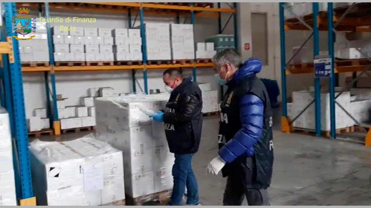Semplice acqua e sapone venduta come gel igienizzante: sequestrati 21mila flaconi FOTO VIDEO