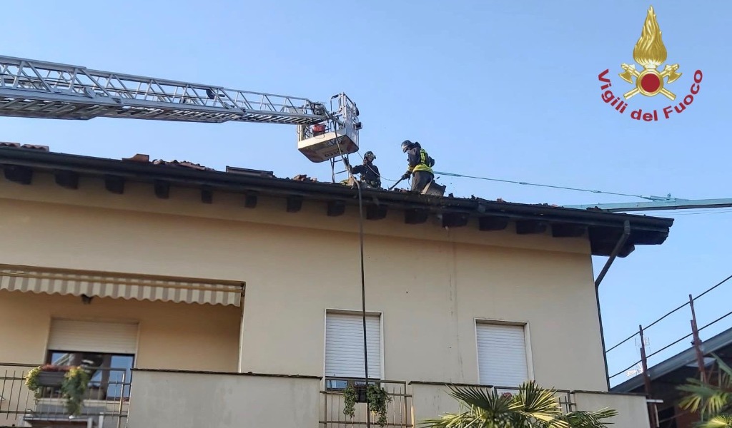 Incendio tetto a Cava Manara: danni ingenti alla copertura