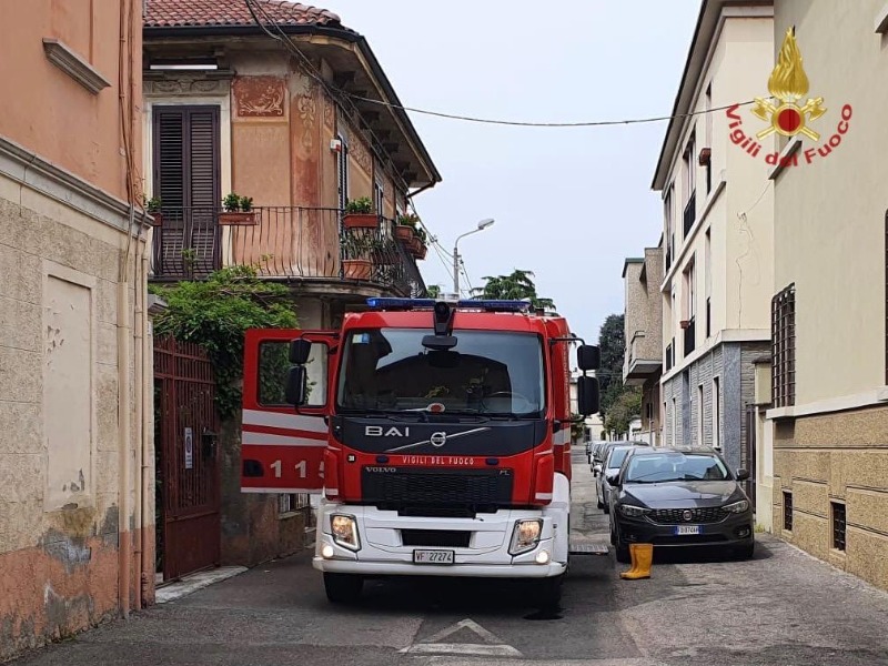 Cade in casa e allerta i soccorsi, arrivano i Vigili del Fuoco VIDEO