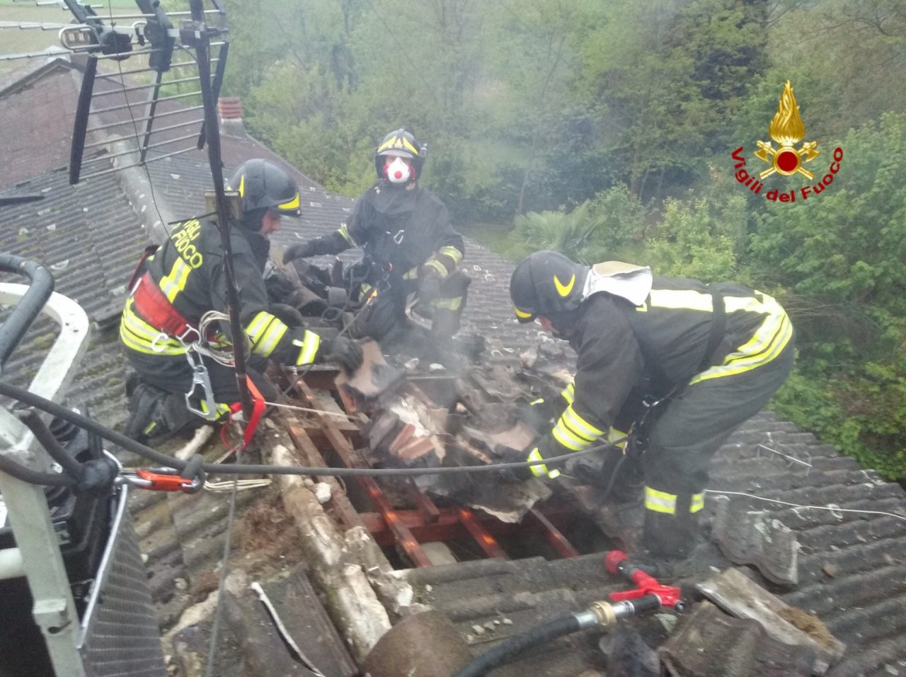 Fiamme dal camino, arrivano i Vigili del Fuoco VIDEO
