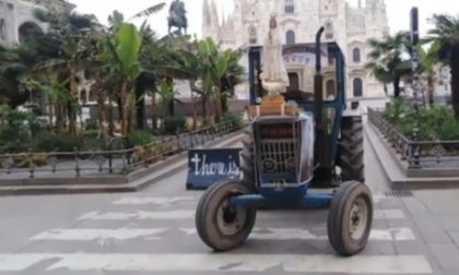 Col trattore da Pavia a Milano per pregare contro il virus davanti al Duomo