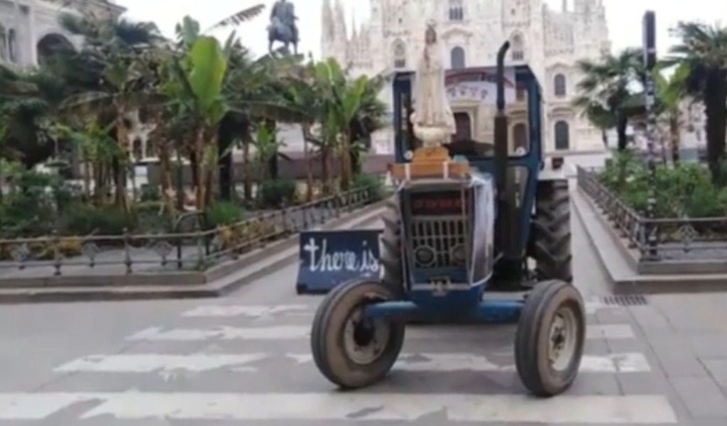 Col trattore da Pavia a Milano per pregare contro il virus davanti al Duomo