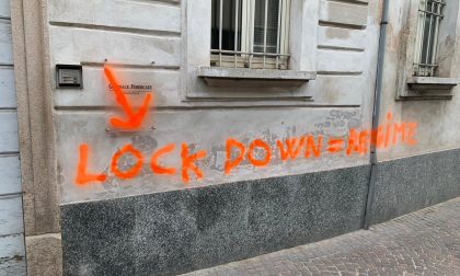 “Basta lockdown!”, blitz notturno degli studenti: scritte anche contro una nostra sede