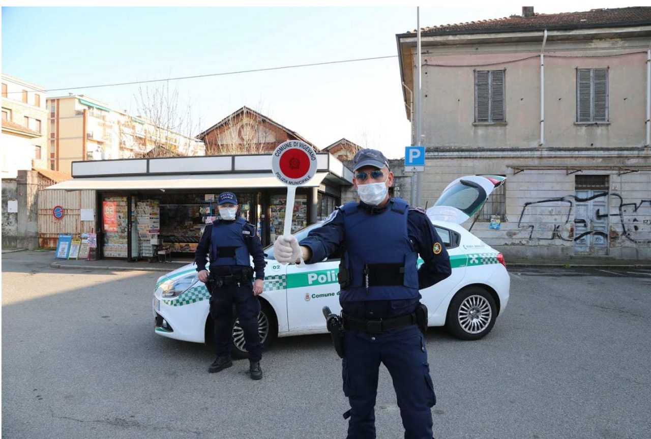 Escono per spacciare, fermati aggrediscono a calci, pugni e morsi gli Agenti