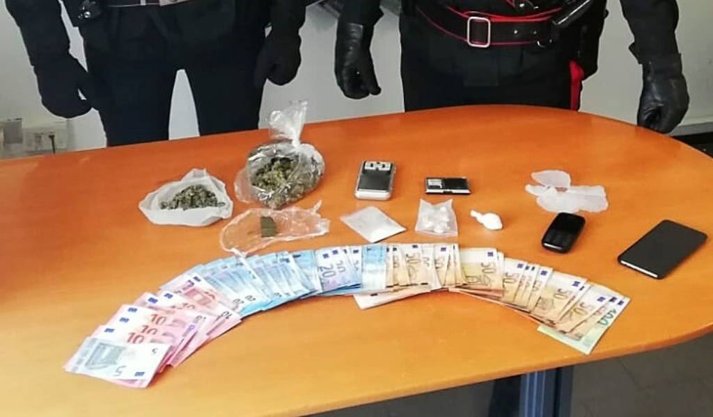 In giro in auto (con patente sospesa) viene trovato con marijuana, cocaina e hashish