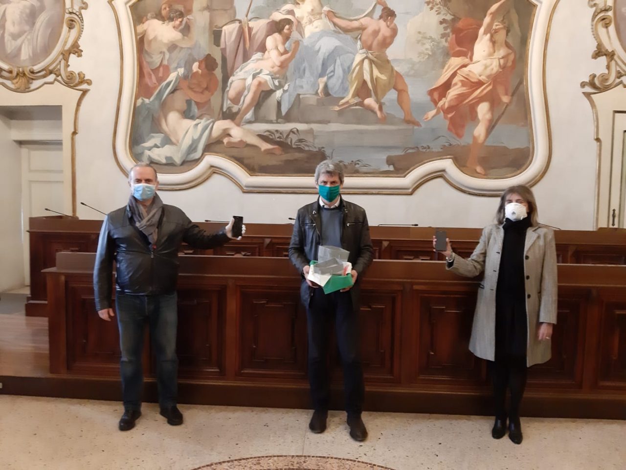 Coronavirus, il Comune dona 4 cellulari per chi risiede nelle strutture di assistenza
