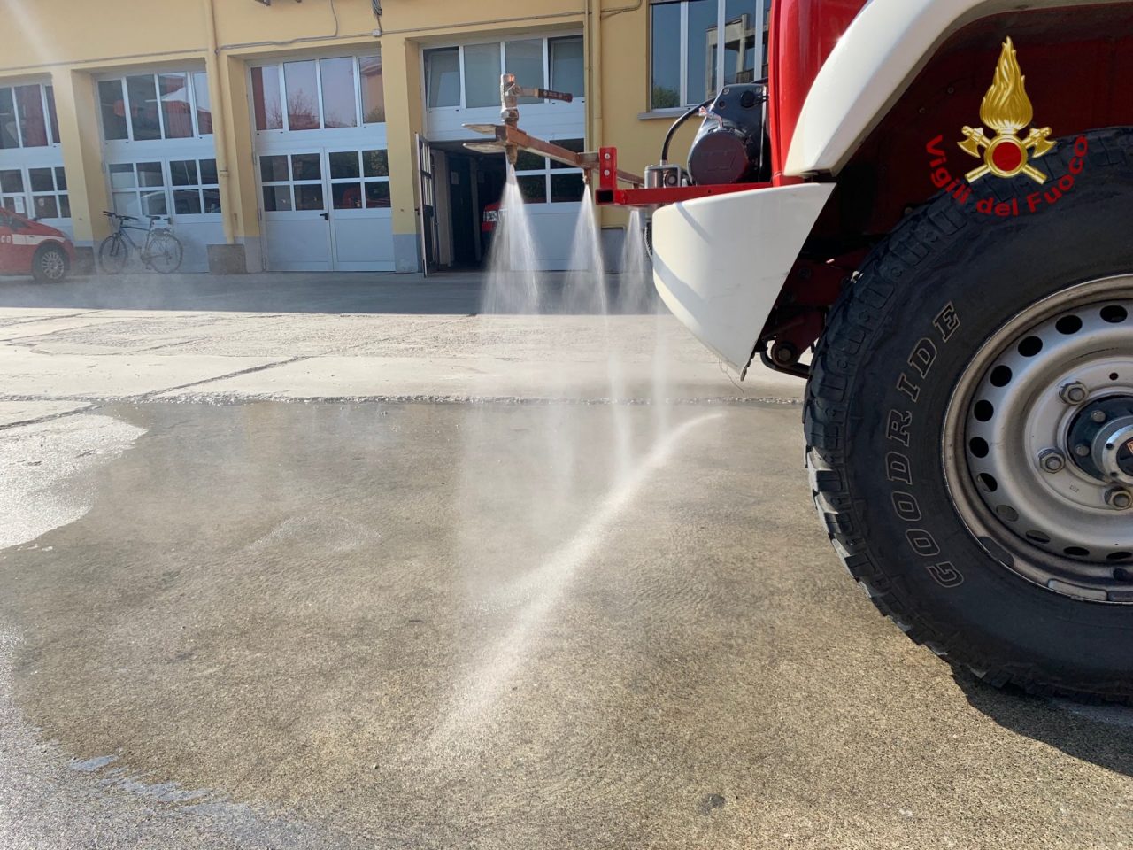 Vigili del fuoco in campo per sanificare i luoghi pubblici FOTO