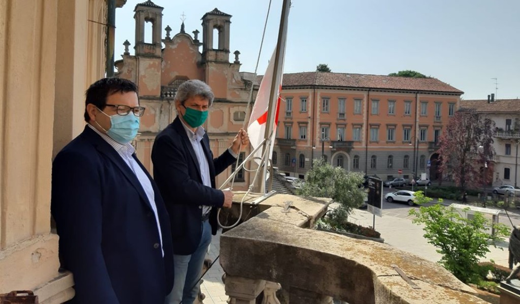 Giornata della Croce Rossa: la bandiera dell’Associazione sventola a Palazzo Mezzabarba