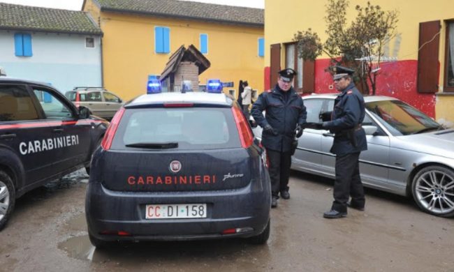 Andirivieni sospetti: in quattro vivono abusivamente in due appartamenti