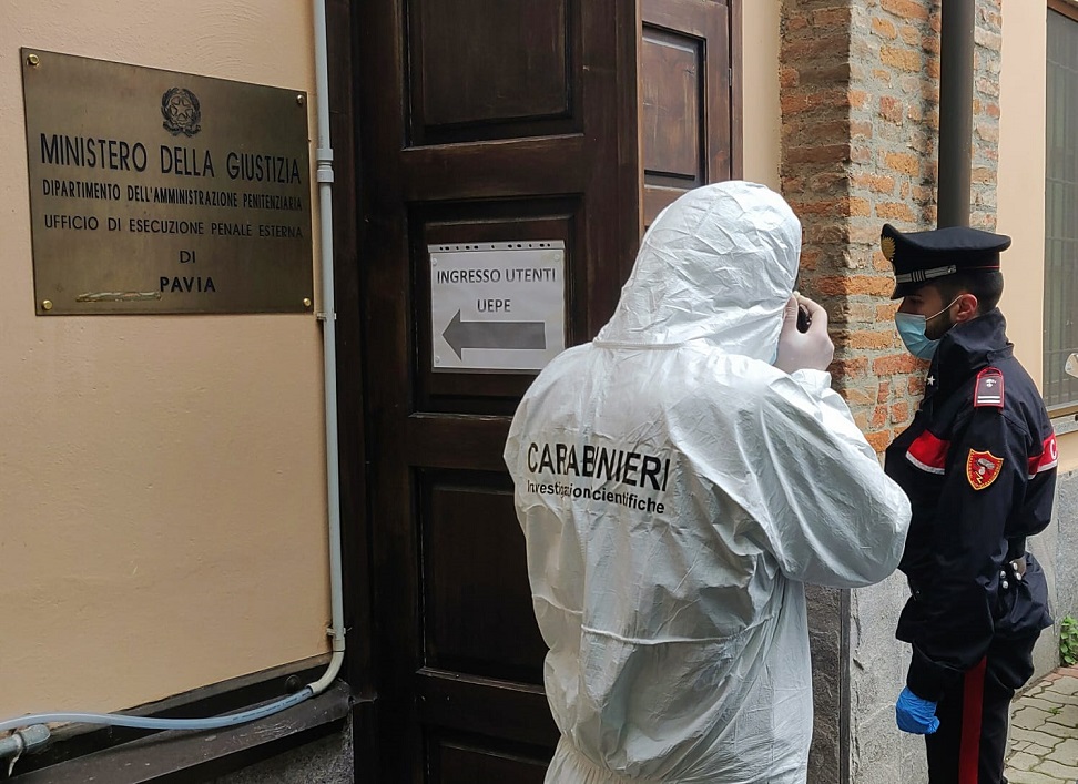 Fugge con auto rubata al Ministero di Grazia e Giustizia: la corsa finisce contro un muro