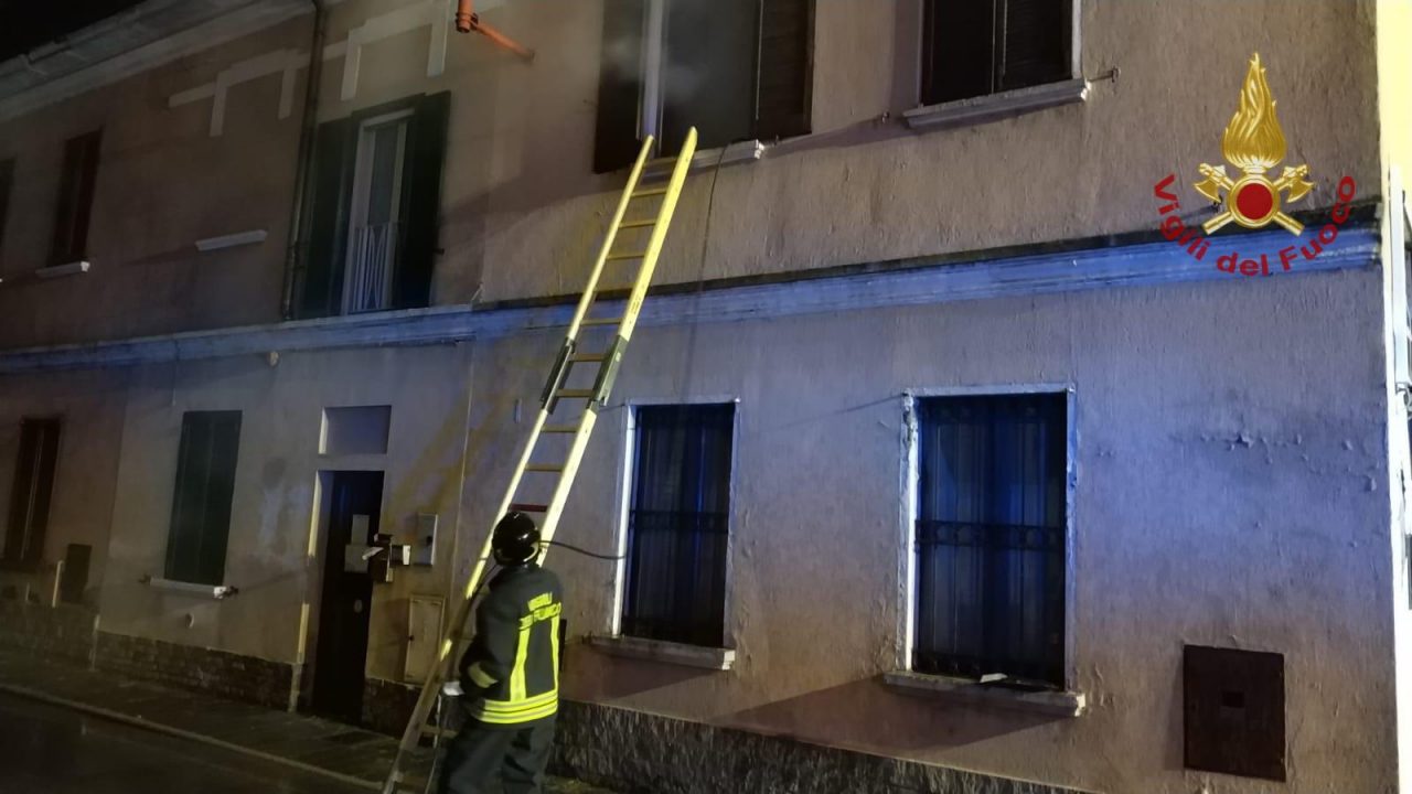 Landriano, esce fumo da uno stabile: incendio in abitazione di via Milano