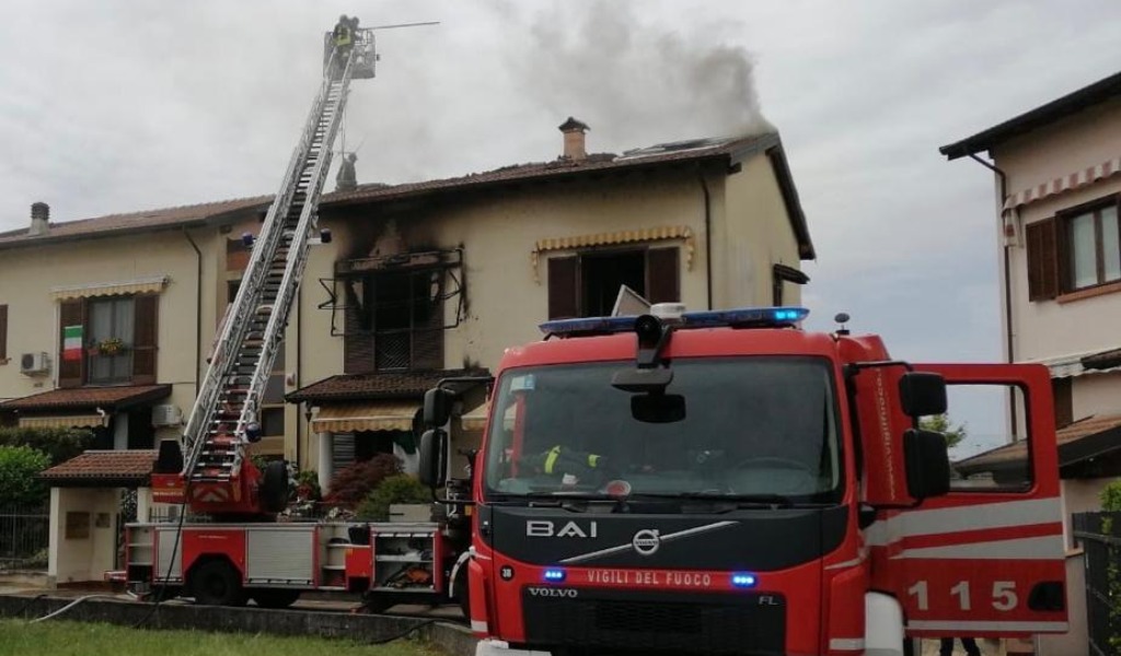 Incendio in villetta a schiera a Cilavegna: proprietari portati in ospedale