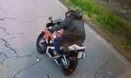 Dopo l’omicidio stradale gira senza patente a bordo di una moto con targa falsificata