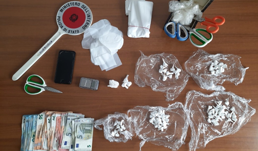 Attività di spaccio in casolare abbandonato: il blitz dei carabinieri