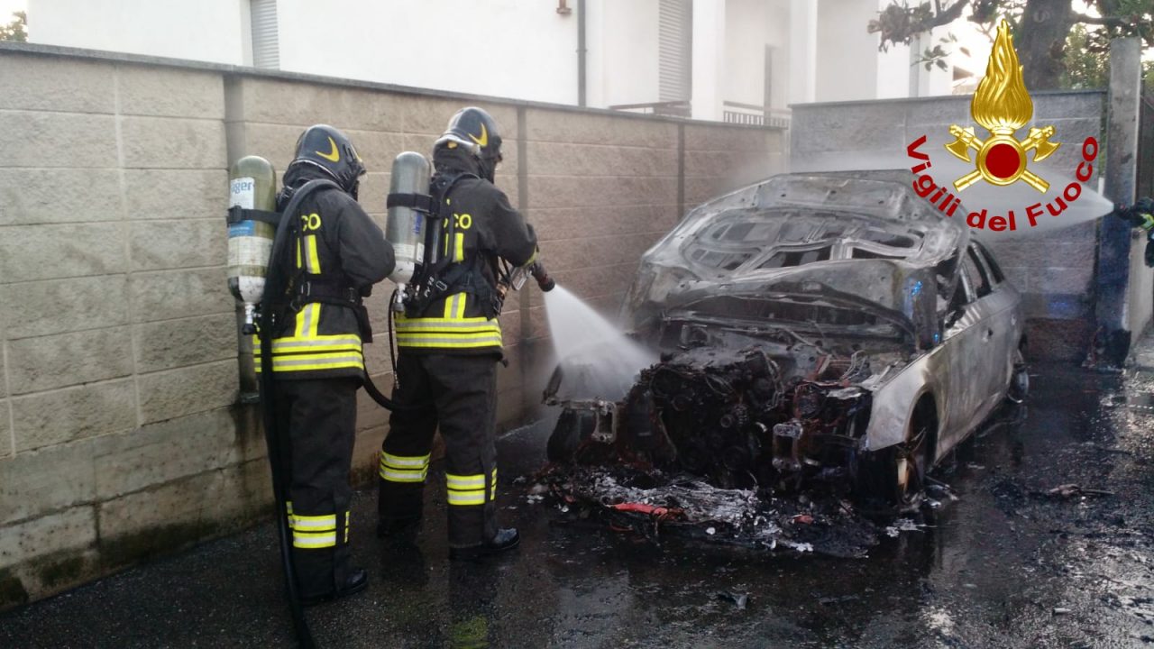 Auto a fuoco a Vigevano: incendio domato in un’ora di lavoro FOTO – VIDEO