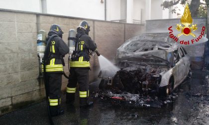 Auto a fuoco a Vigevano: incendio domato in un'ora di lavoro FOTO - VIDEO