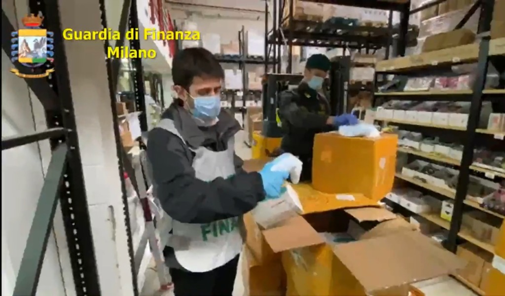 La Guardia di Finanza sequestra 120mila mascherine e migliaia di igienizzanti e li dona alla Protezione Civile VIDEO