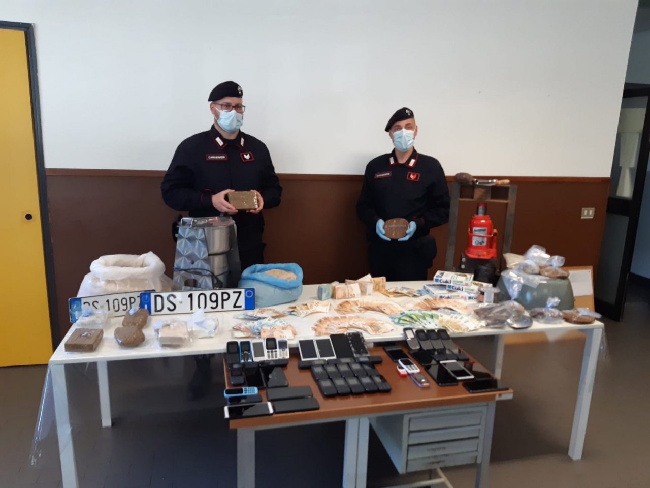 Colpo allo spaccio: arrestati 5 pusher nordafricani e sequestrati 25 chili di droga