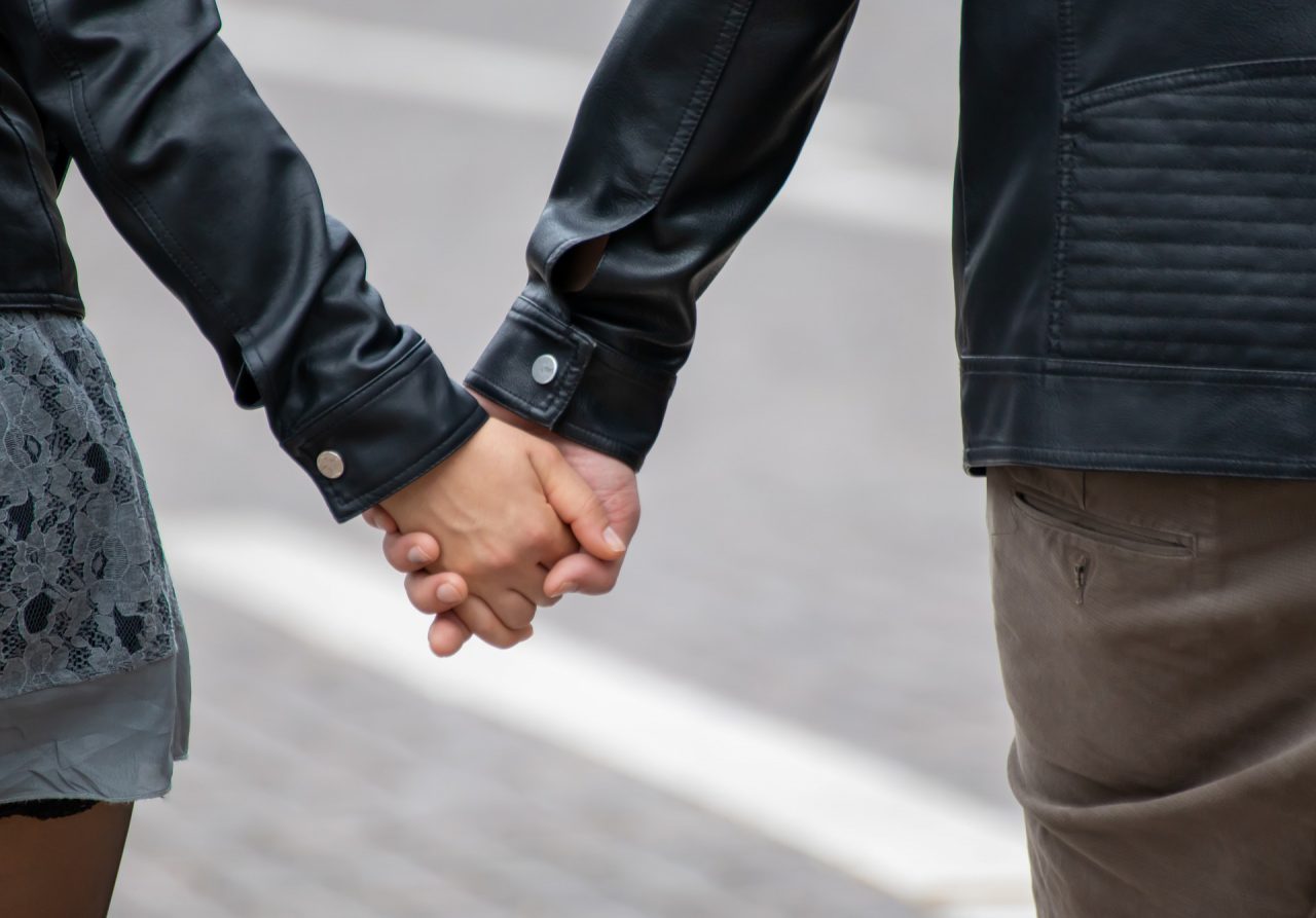 Abbraccia la fidanzata per strada, multa di 400 euro a ragazzo di 20 anni