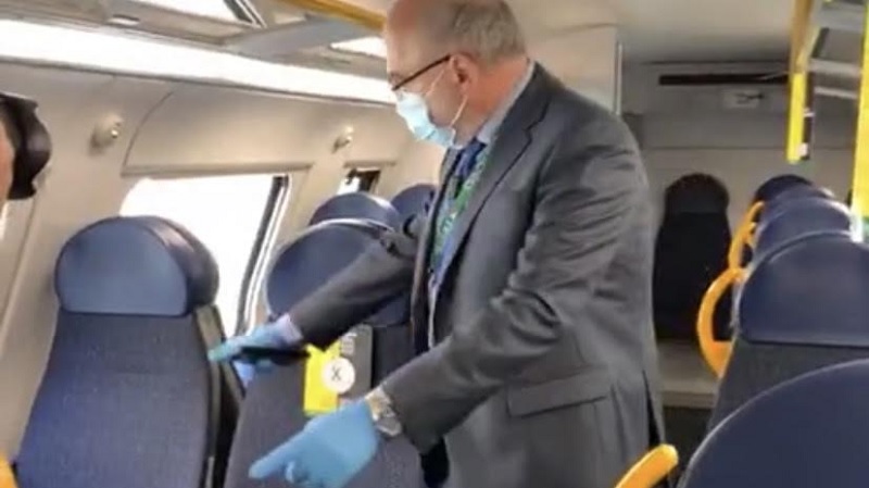 Passeggeri rifiutano di indossare la mascherina: caos sulla Milano-Mortara