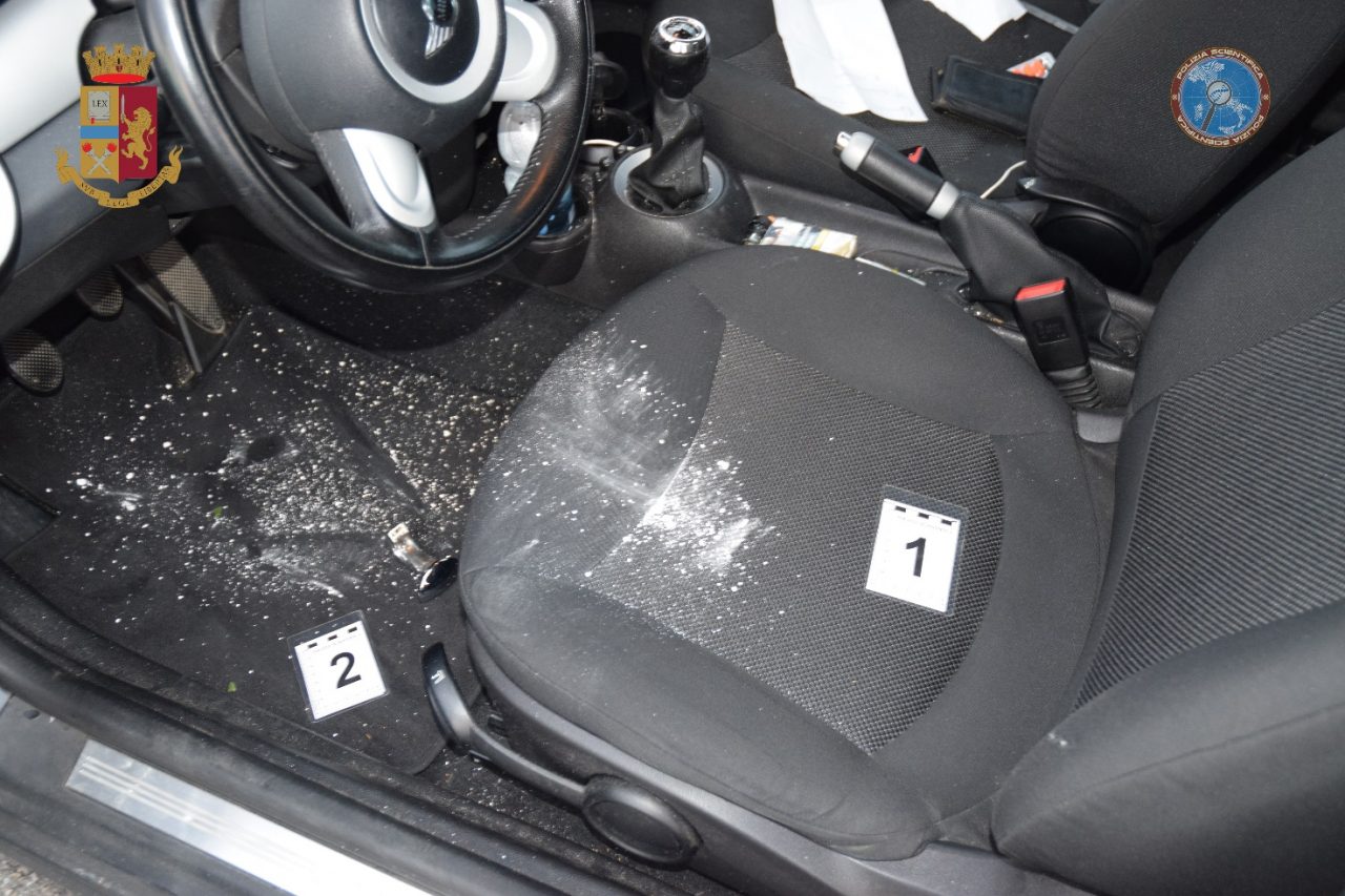 Braccato dalla Polizia tenta di disfarsi della “coca” spargendola sui sedili dell’auto